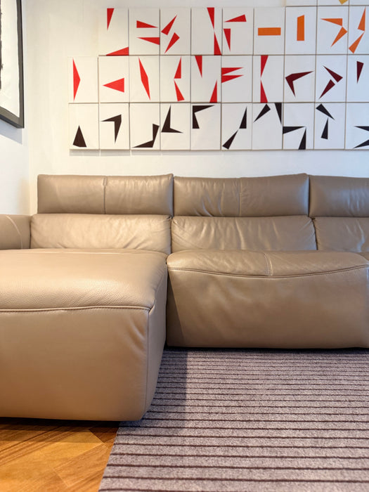 Sofá Elétrico de 3 Lugares com Chaise Fixa em Couro – Natuzzi