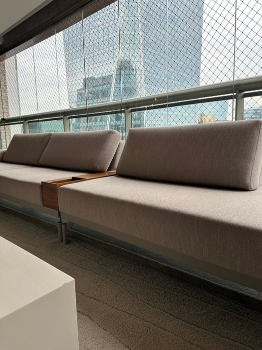 Sofá com Mesa Embutida e Tomada USB