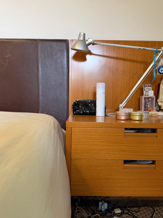 Cama de Casal com Cabeceira em Couro e Mesas Suspensas Embutidas (colchão incluso)
