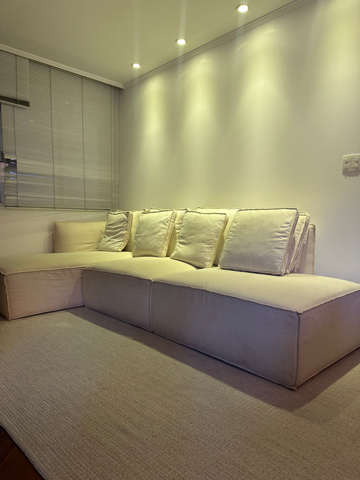 Sofá "Pillow" com Chaise – Estúdio Bola