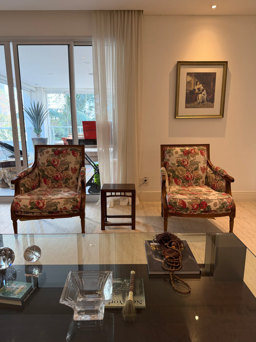 Par de Poltronas Clássicas em Tecido Floral