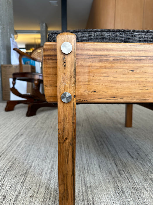 Poltrona Vintage com Banqueta – Atribuída a Sérgio Rodrigues