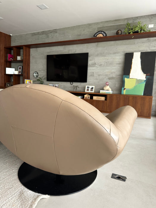 Poltrona “Gaivota” em Couro – Ricardo Fasanello