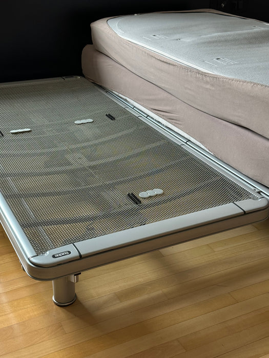 Cama King Size "Royal" com 2 Motores, Colchão "Maestro" e Mesas Laterais – Auping para Collectania