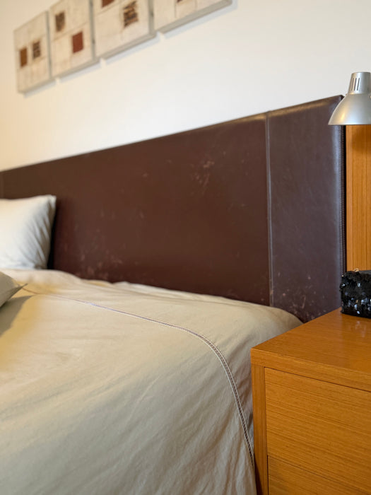 Cama de Casal com Cabeceira em Couro e Mesas Suspensas Embutidas (colchão incluso)