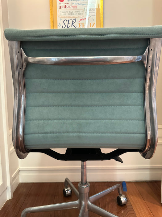 Cadeira de Escritório "Eames" sem braço - Clássica Design