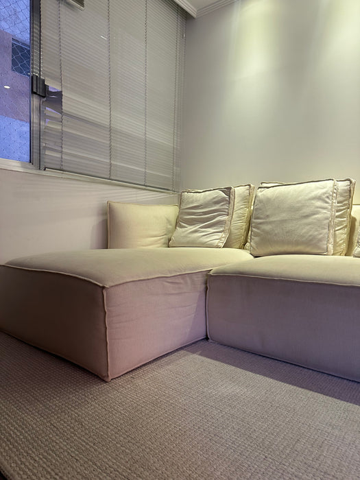 Sofá "Pillow" com Chaise – Estúdio Bola