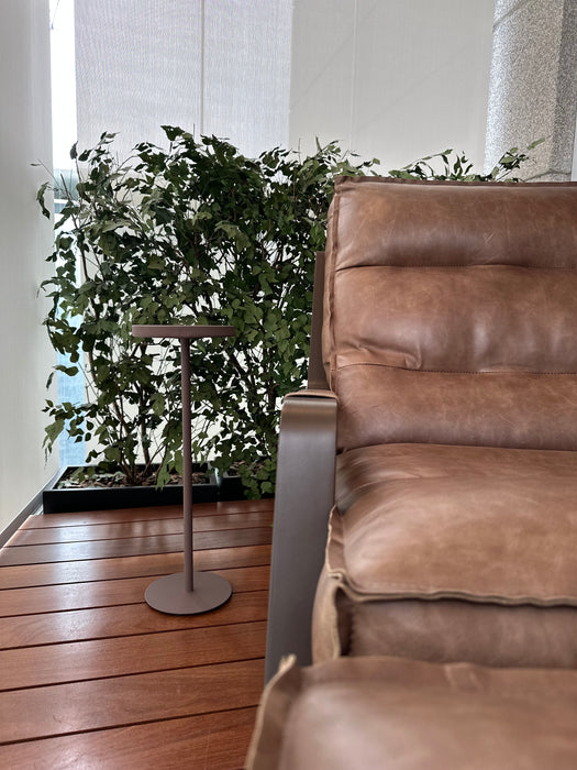 Poltrona "Beepi" com Banqueta em Couro - Estúdio Bola