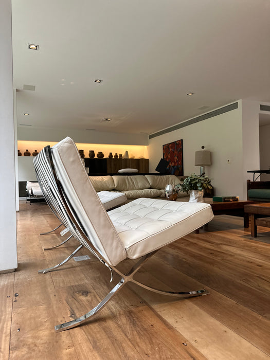 Poltrona “Barcelona” em – Ludwig Mies van der Rohe para Montenapoleone