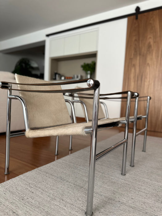 Par de Poltronas "LC1" – Le Corbusier para Forma