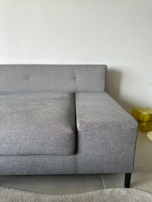Sofá "C10" em Linho Natural Cinza - Marcus Ferreira para Carbono