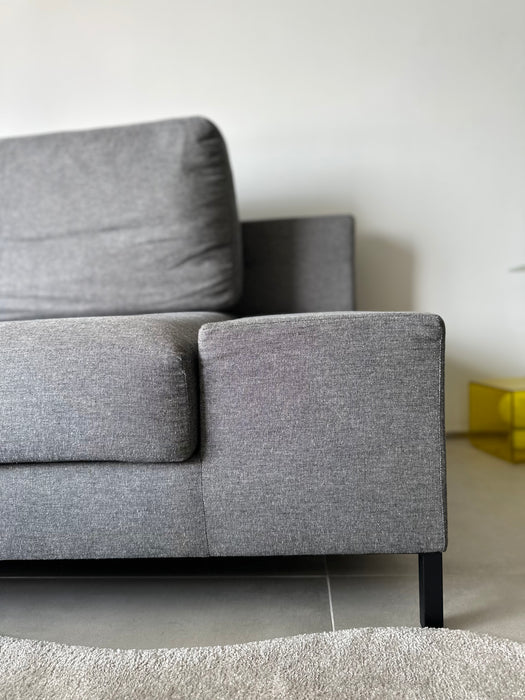 Sofá "C10" em Linho Natural Cinza - Marcus Ferreira para Carbono