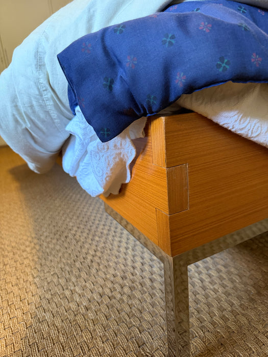 Cama de Casal com Cabeceira em Couro e Mesas Suspensas Embutidas (colchão incluso)