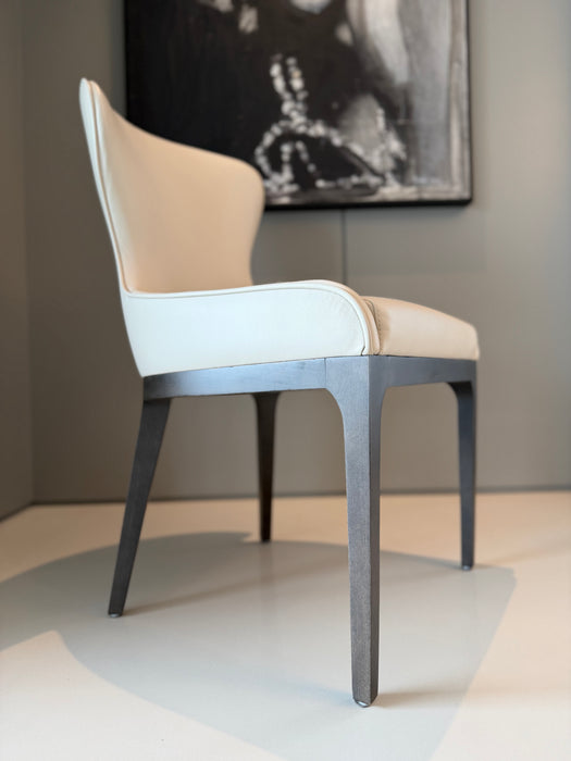 Conjunto com 10 Cadeiras "Silhouette" em Couro – Artefacto