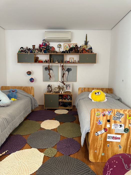 Quarto infantil com 1 cama e Bicama (colchões inclusos) + Mesa lateral + Prateleira Suspensa com Nichos - Marcenaria Baraúna