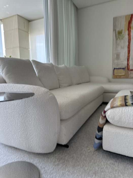 Sofá “Ópera” com Chaise e Pufe em Tecido Bouclé – Fábrica Mais Sofá