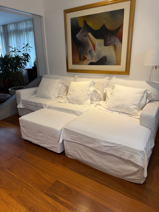 Sofá com Chaise e Pufe com Capa
