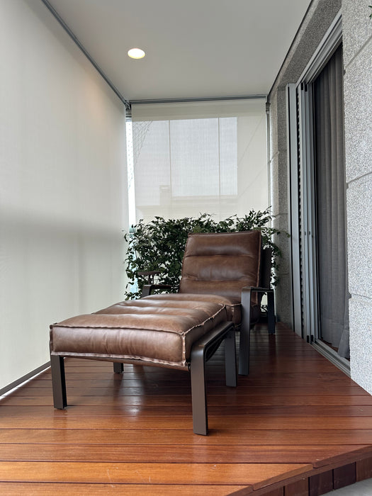 Poltrona "Beepi" com Banqueta em Couro - Estúdio Bola