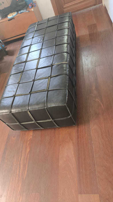 Puff "Back" em Couro Natural – Líder Interiores