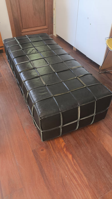 Puff "Back" em Couro Natural – Líder Interiores