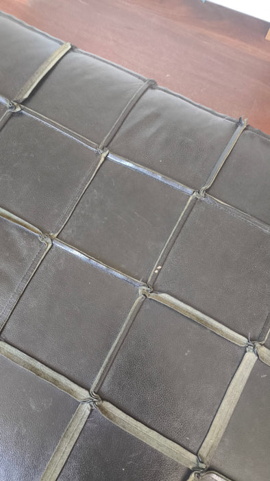 Puff "Back" em Couro Natural – Líder Interiores