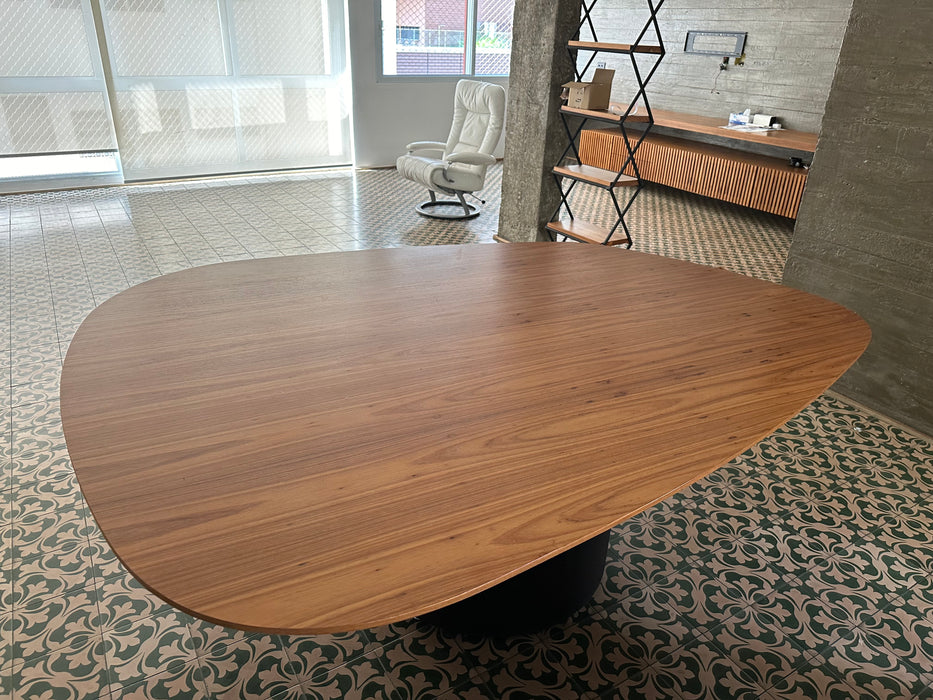 Mesa de Jantar "Amorfa" com Tampo em Freijó l e Base de Aço Corten - Arthur Casas para Micasa