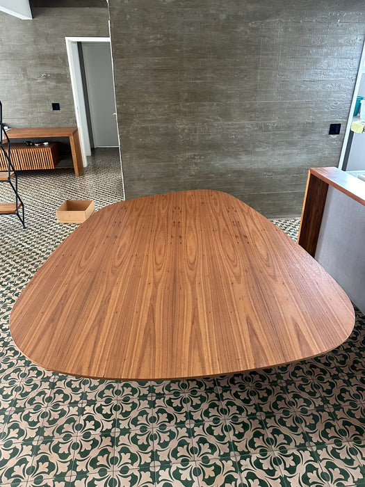 Mesa de Jantar "Amorfa" com Tampo em Freijó l e Base de Aço Corten - Arthur Casas para Micasa