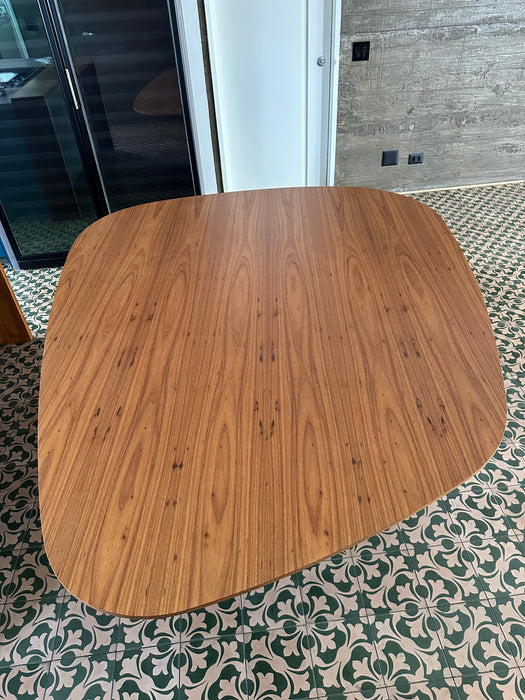 Mesa de Jantar "Amorfa" com Tampo em Freijó l e Base de Aço Corten - Arthur Casas para Micasa