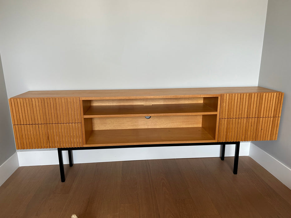 Rack Ripado com 4 Gavetas – Marcenaria