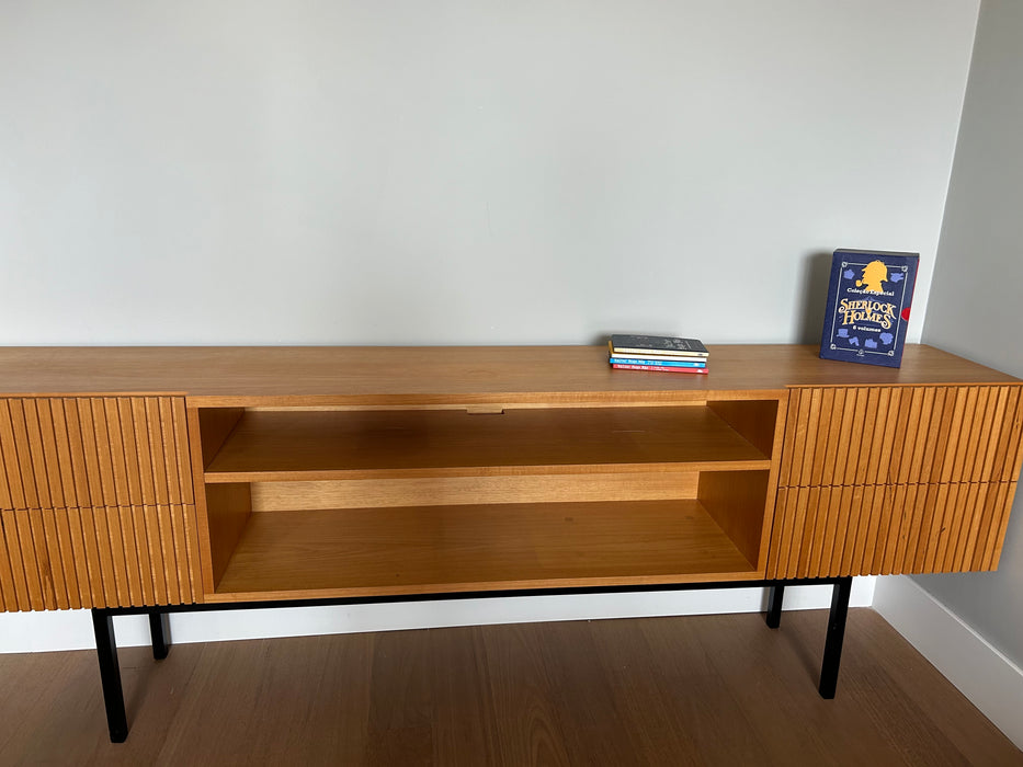 Rack Ripado com 4 Gavetas – Marcenaria