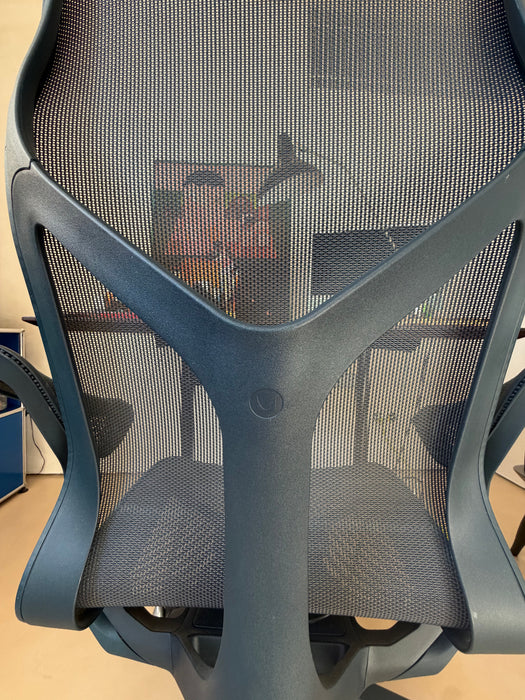 Cadeira de Escritório "Cosm" com Encosto Alto – Herman Miller