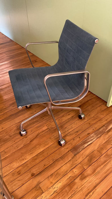 Cadeira de Escritório "Eames" Aluminium – Charles Eames para Herança Cultural