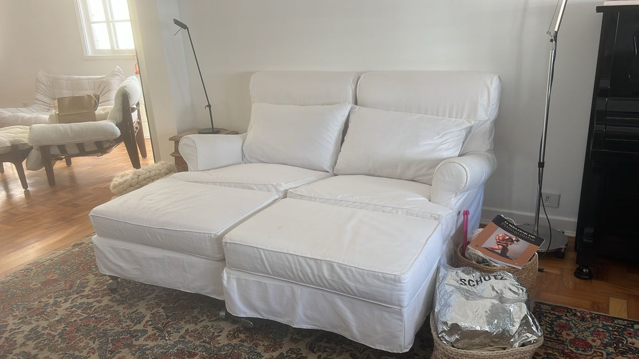 Par de Poltronas com Capa em Sarja Branca e 2 Puffs – Artefacto