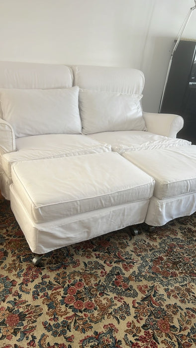 Par de Poltronas com Capa em Sarja Branca e 2 Puffs – Artefacto