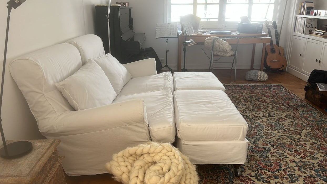 Par de Poltronas com Capa em Sarja Branca e 2 Puffs – Artefacto