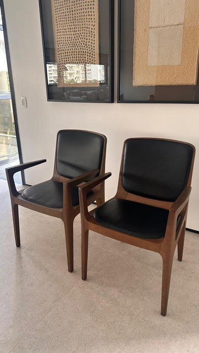 Par de Cadeiras “Bossa” com Braços em Couro – Jader Almeida