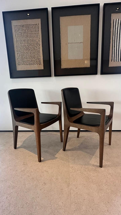 Par de Cadeiras “Bossa” com Braços em Couro – Jader Almeida