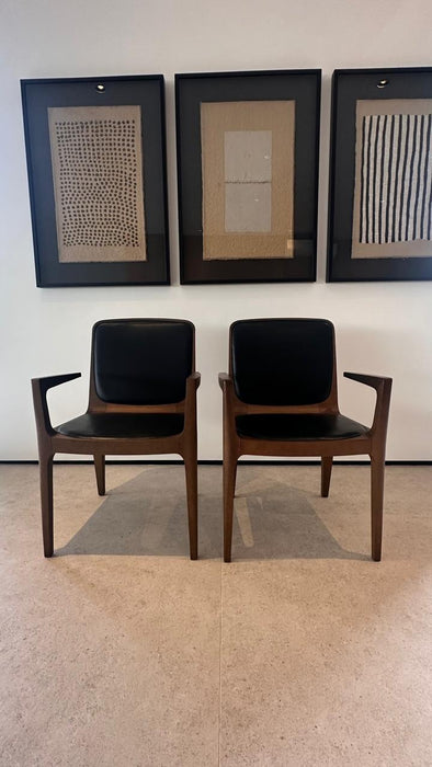 Par de Cadeiras “Bossa” com Braços em Couro – Jader Almeida