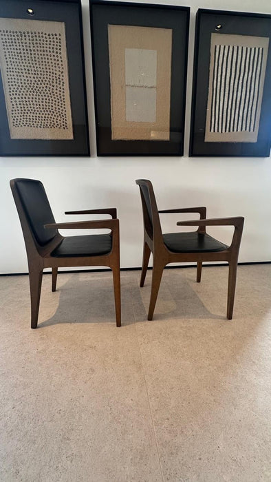 Par de Cadeiras “Bossa” com Braços em Couro – Jader Almeida