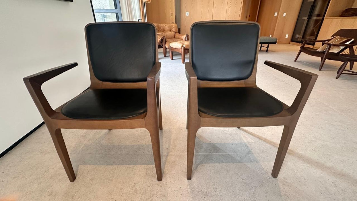 Par de Cadeiras “Bossa” com Braços em Couro – Jader Almeida