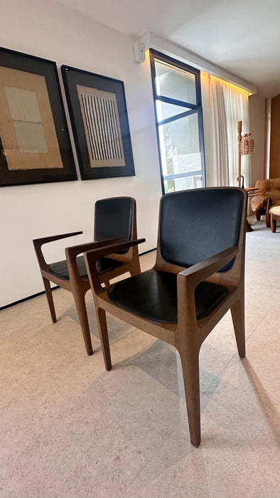 Par de Cadeiras “Bossa” com Braços em Couro – Jader Almeida