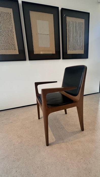 Par de Cadeiras “Bossa” com Braços em Couro – Jader Almeida