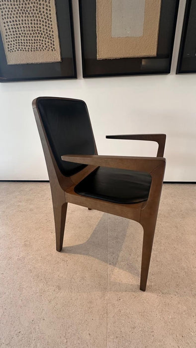 Par de Cadeiras “Bossa” com Braços em Couro – Jader Almeida