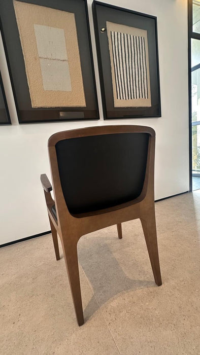 Par de Cadeiras “Bossa” com Braços em Couro – Jader Almeida