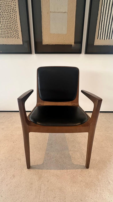 Par de Cadeiras “Bossa” com Braços em Couro – Jader Almeida