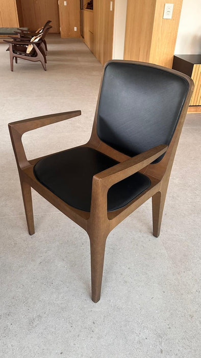 Par de Cadeiras “Bossa” com Braços em Couro – Jader Almeida