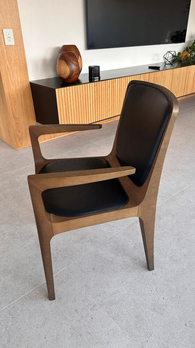 Par de Cadeiras “Bossa” com Braços em Couro – Jader Almeida