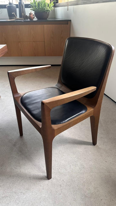 Par de Cadeiras “Bossa” com Braços em Couro – Jader Almeida