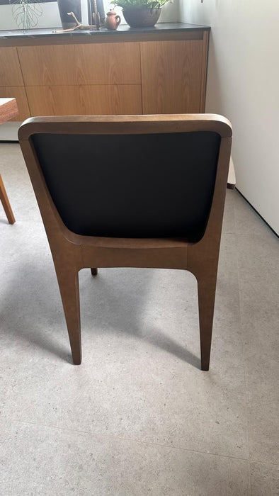 Par de Cadeiras “Bossa” com Braços em Couro – Jader Almeida