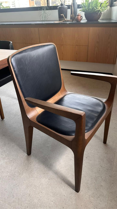 Par de Cadeiras “Bossa” com Braços em Couro – Jader Almeida